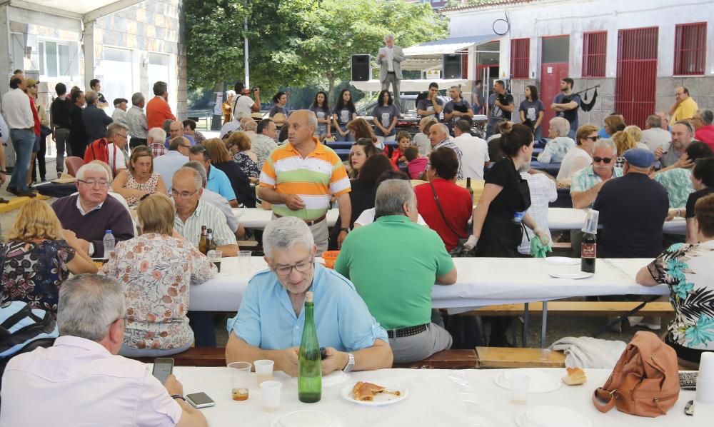 La cita gastronómica de Cesantes atrae a cientos de personas para disfrutar de este molusco.