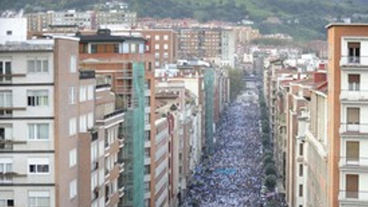 Imagen de la manifestación que este sábado ha recorrido las calles de Bilbao para pedir el regreso de los presos de ETA.