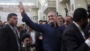 Iranian elected president Masoud Pezeshkian (C) greets the crowd as he arrives to talk to the media.  EFE