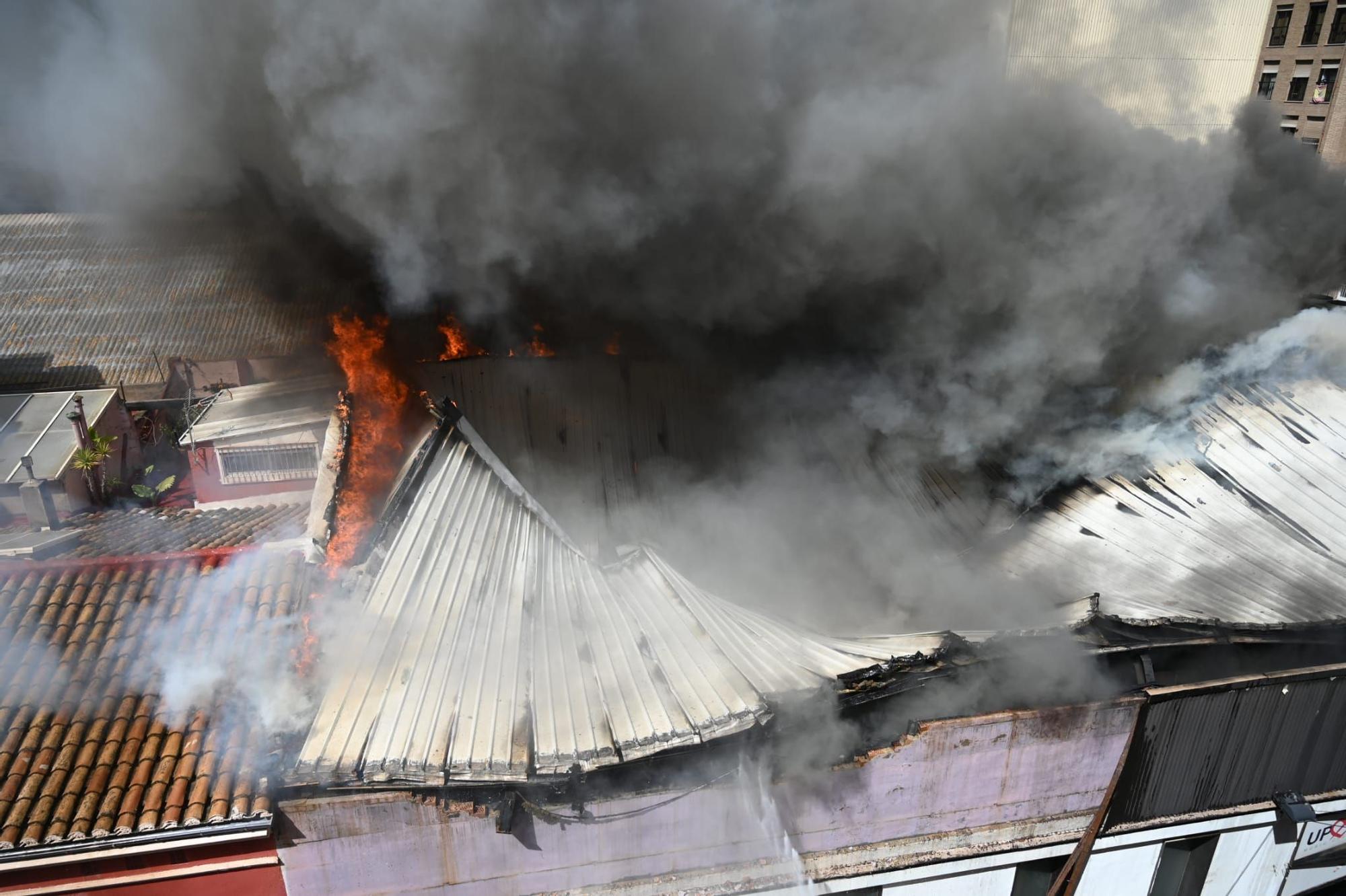 Galería de fotos: Espectacular incendio en el centro de Castelló