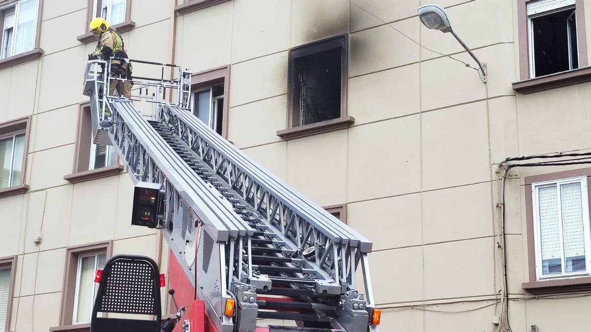 Los bomberos, en tareas de extinción en el piso afectado