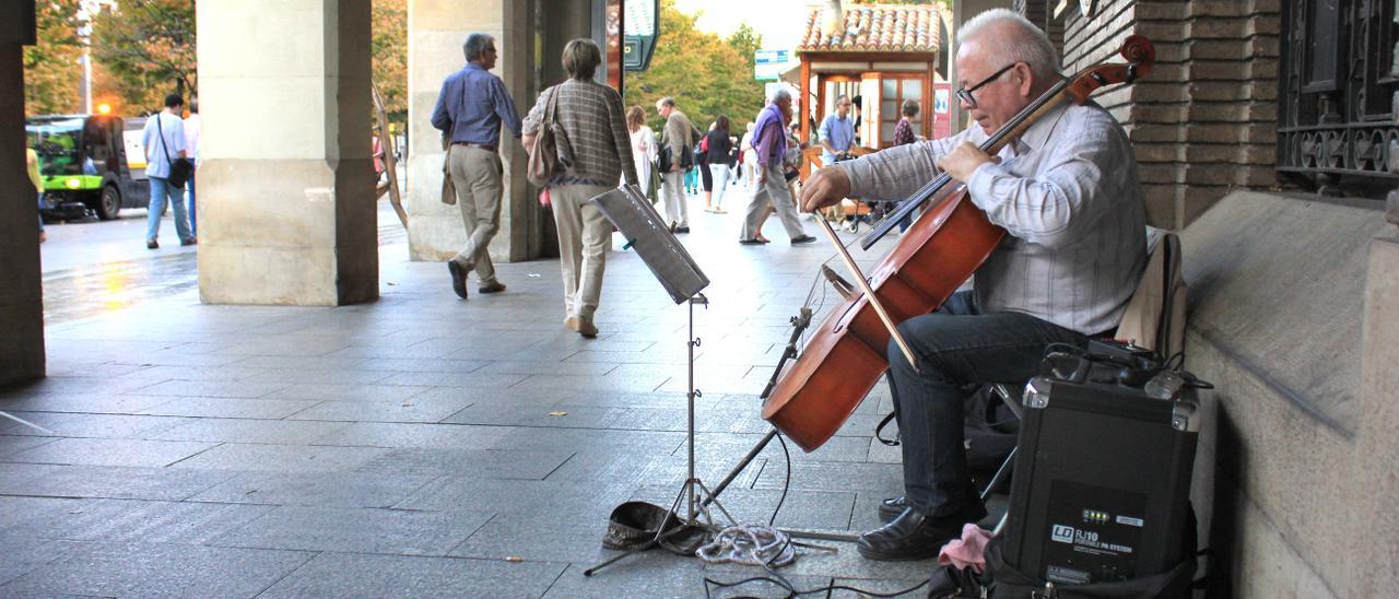 Un músico toca en las calles del centro de Zaragoza.