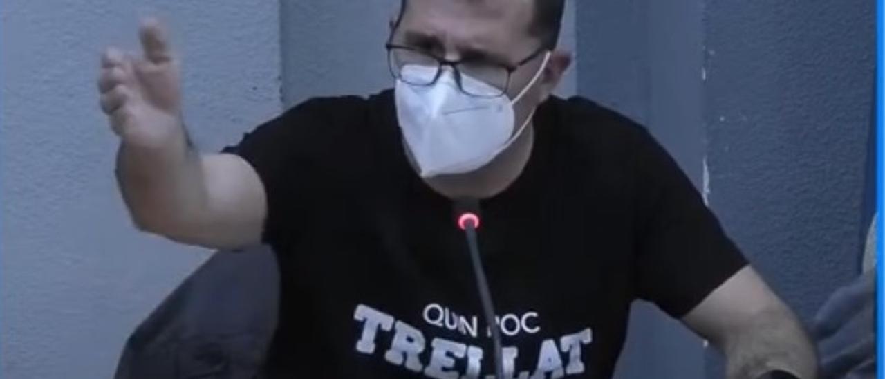 El portavoz de Compromís durante el intento de reprobación, con una camiseta sobre la polémica