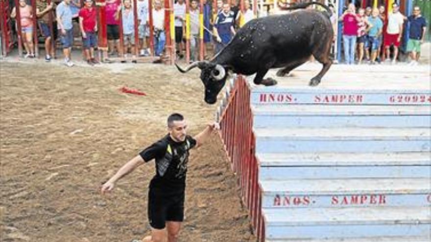 Borriol compagina los toros con los disfraces