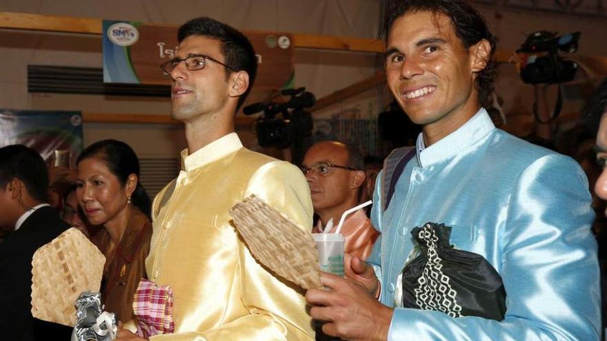 Djokovic y Nadal, tras la ofrenda, en Bangkok.