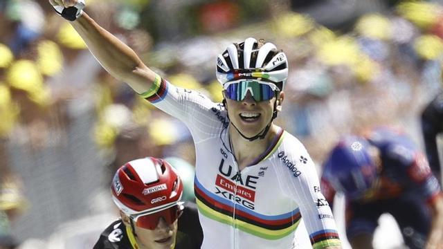 Tadej Pogacar celebra una victòria d’etapa en el Tour passat. | MARTIN DIVISEK / EFE / EPA