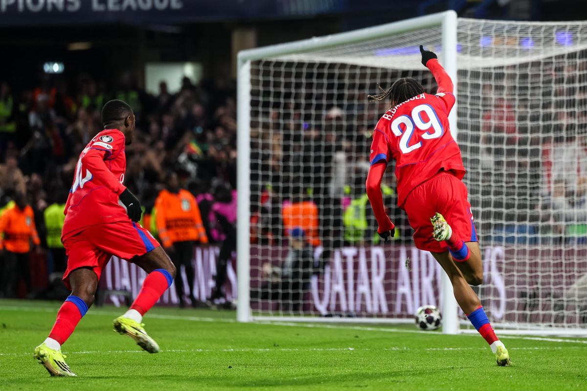 Barcola celebra el 0-2 en Stamford Bridge