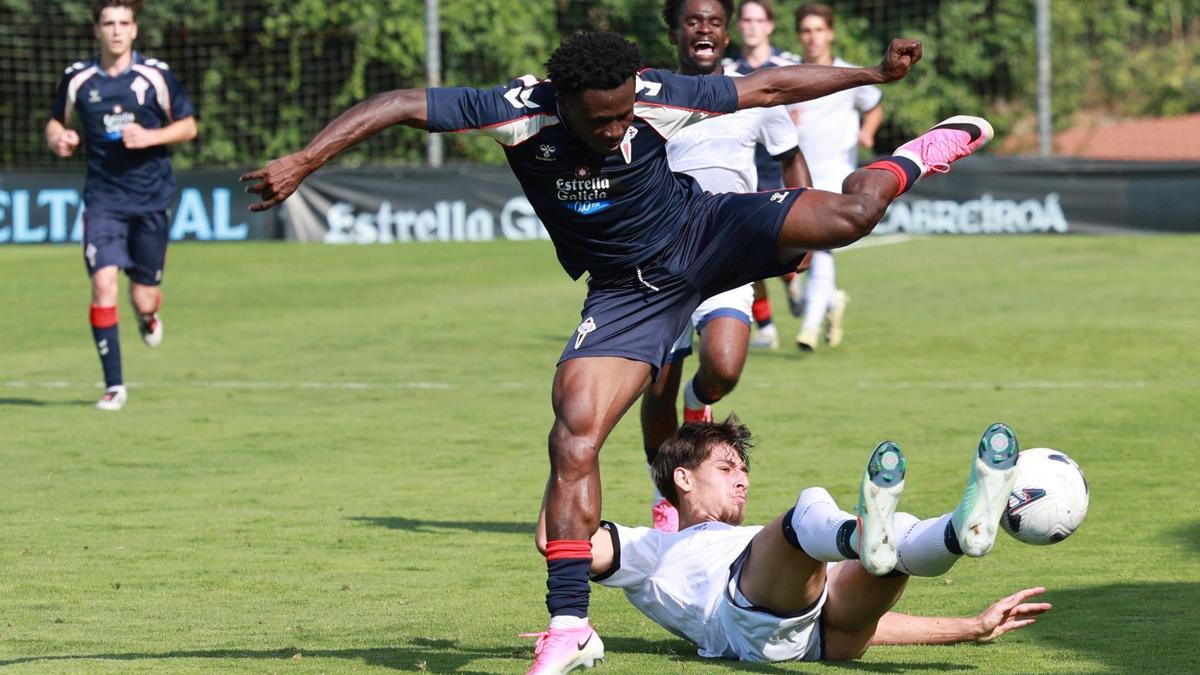 Somuah trata de llegar a un balón.