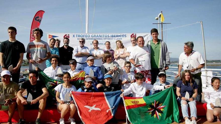 Todos los premiados en el Trofeo Granitos Ibéricos, ayer, en la terrada del Marítimo de Canido. // FdV
