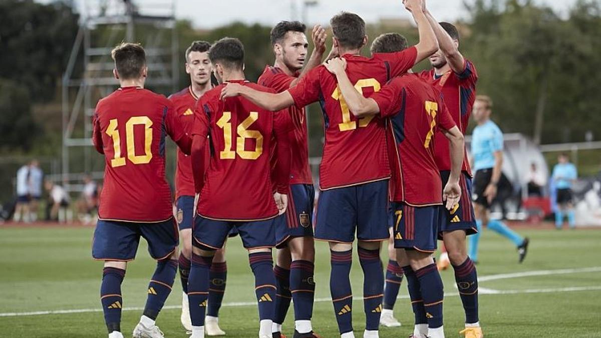 Arnau i els seus companys de la selecció celebren el gol d'Aimar Oroz.