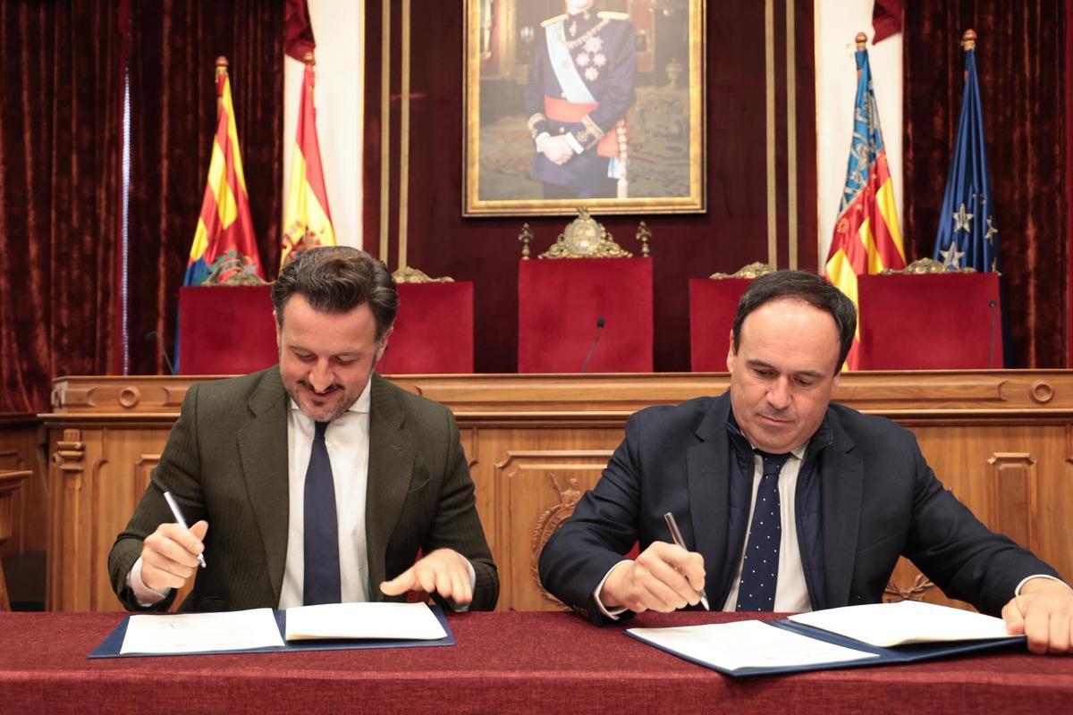La firma del convenio del Tram en el Salón de Plenos de Elche.