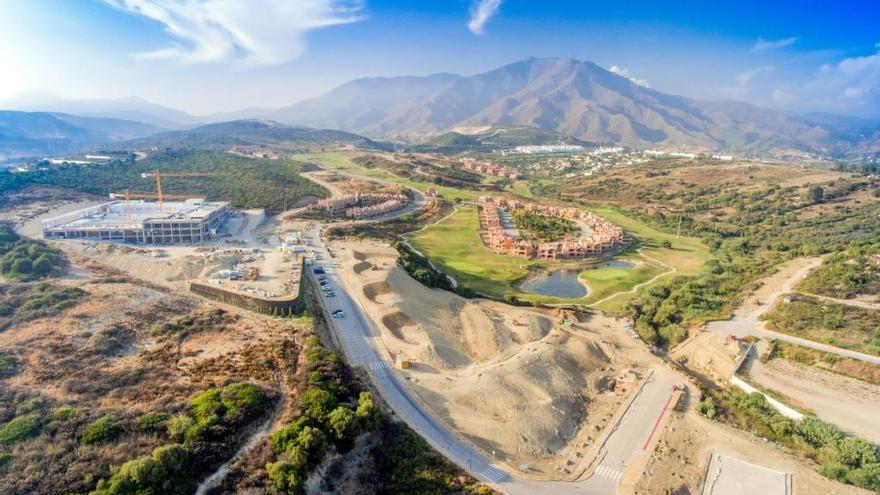 Imagen de las obras del gran parque en los aledaños del hospital de Estepona.