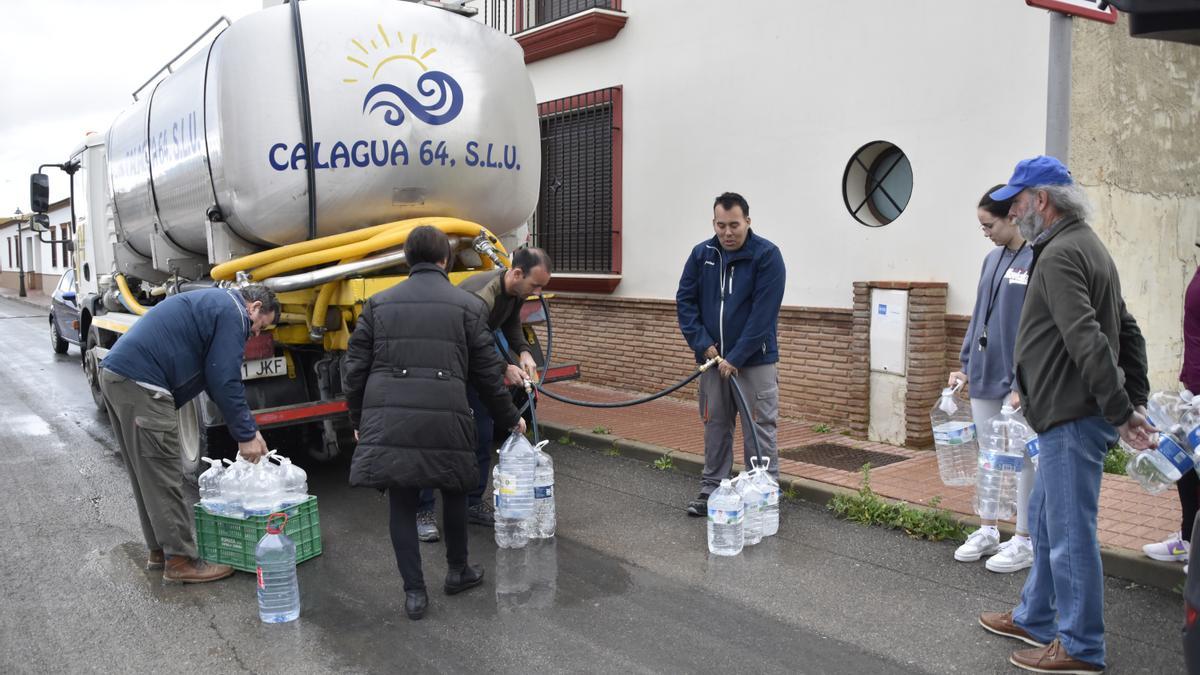 Los vecinos de Humilladero, desesperados tras más de 400 días sin agua potable.