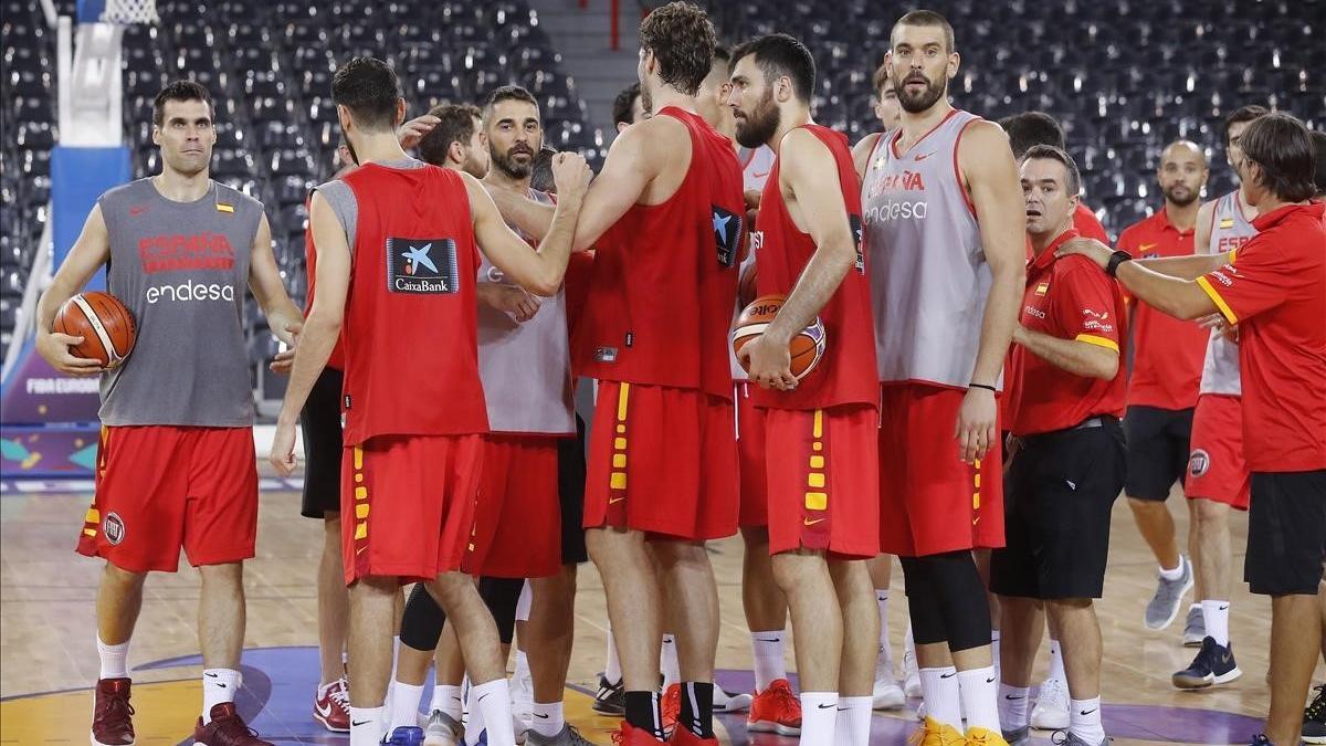 Los jugadores de la selección, a la conclusión del entrenamiento en Cluj.