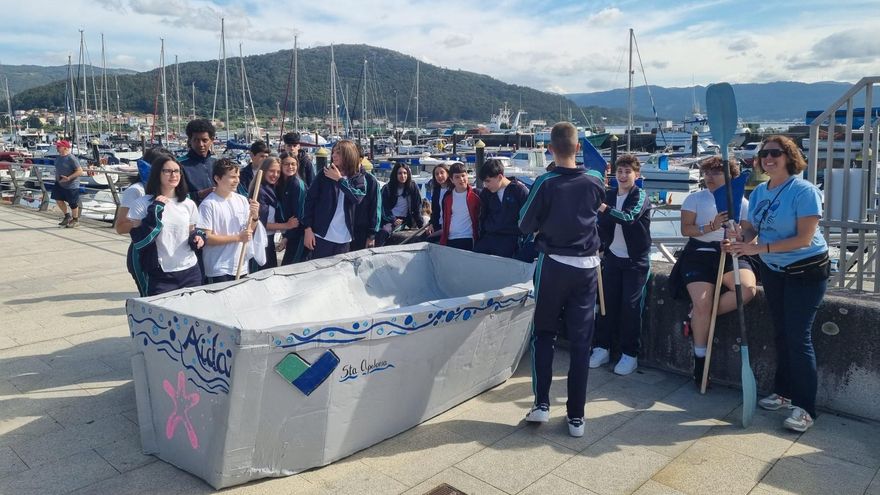 Un barco de cartón en la ría de Muros: alumnos del colegio Santa Apolonia demuestran que los sueños pueden hacerse a la mar