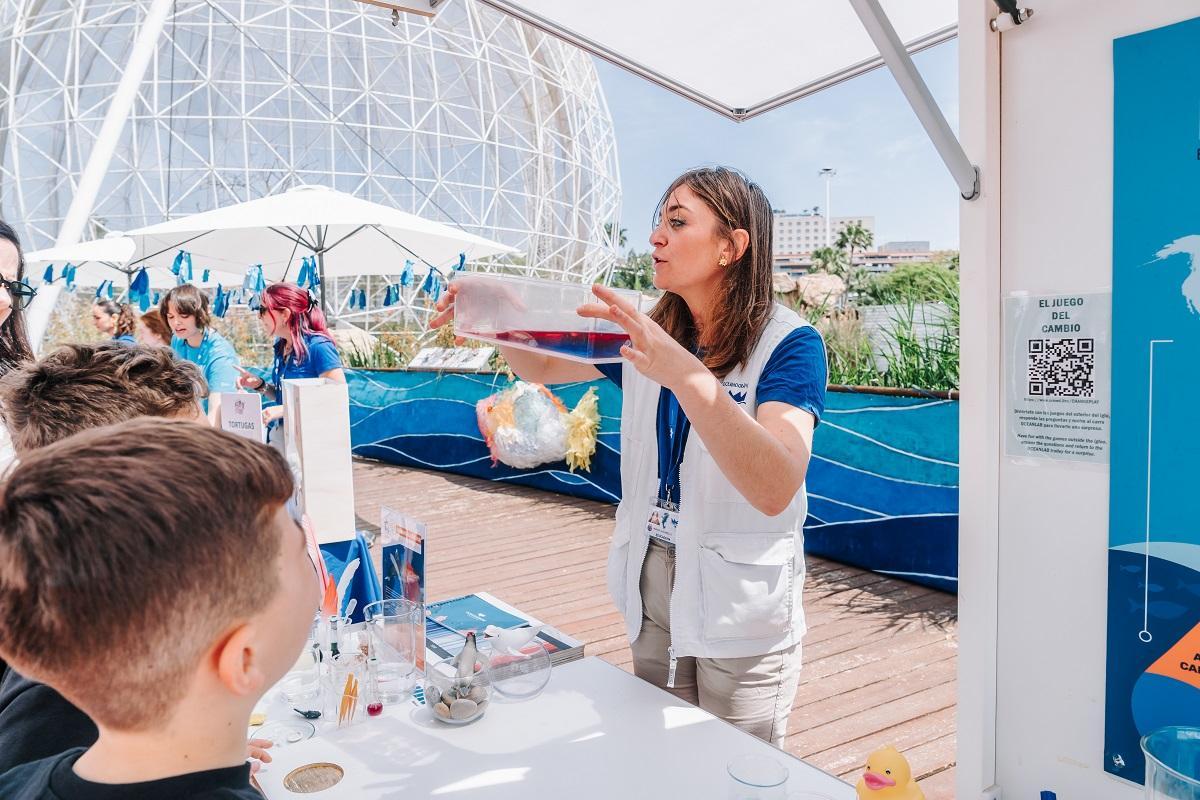 Una educadora del Oceanogràfic explica las corrientes oceánicas durante los talleres del OceanFest.