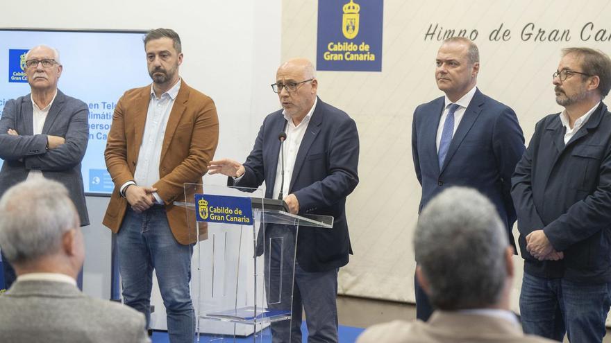 Por la izquierda, Miguel Hidalgo, Juan Peña, Antonio Morales, Augusto Hidalgo y Raúl García Brink, ayer, en el Cabildo.