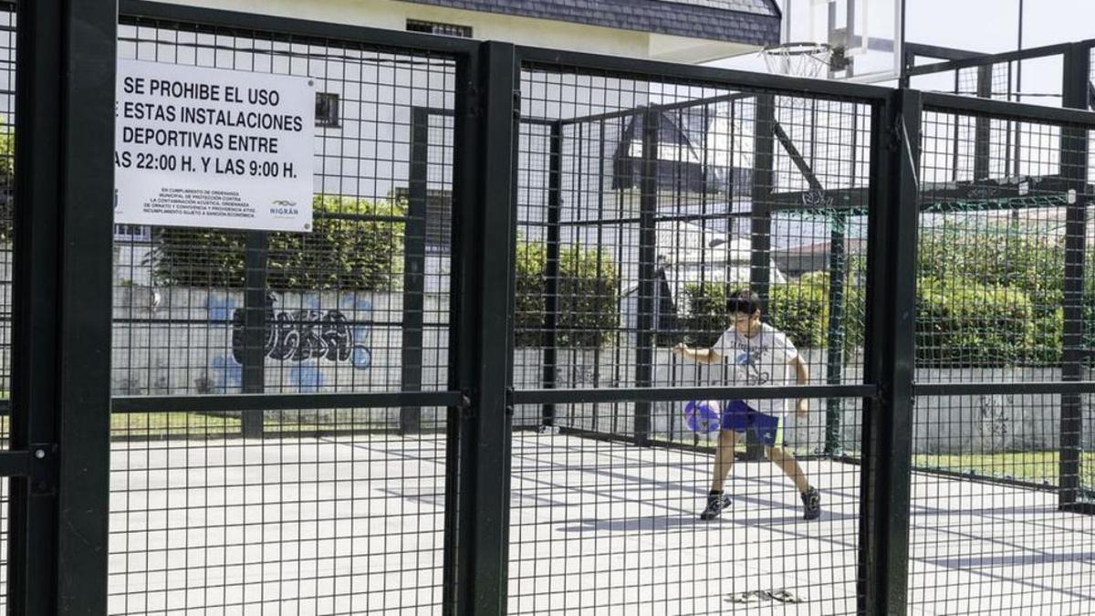 La pista deportiva denunciada, en las inmediaciones del pabellón de Panxón, en Pontevedra.