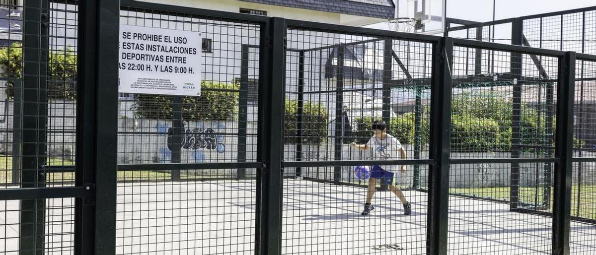 La pista deportiva denunciada, en las inmediaciones del pabellón de Panxón, en Pontevedra.