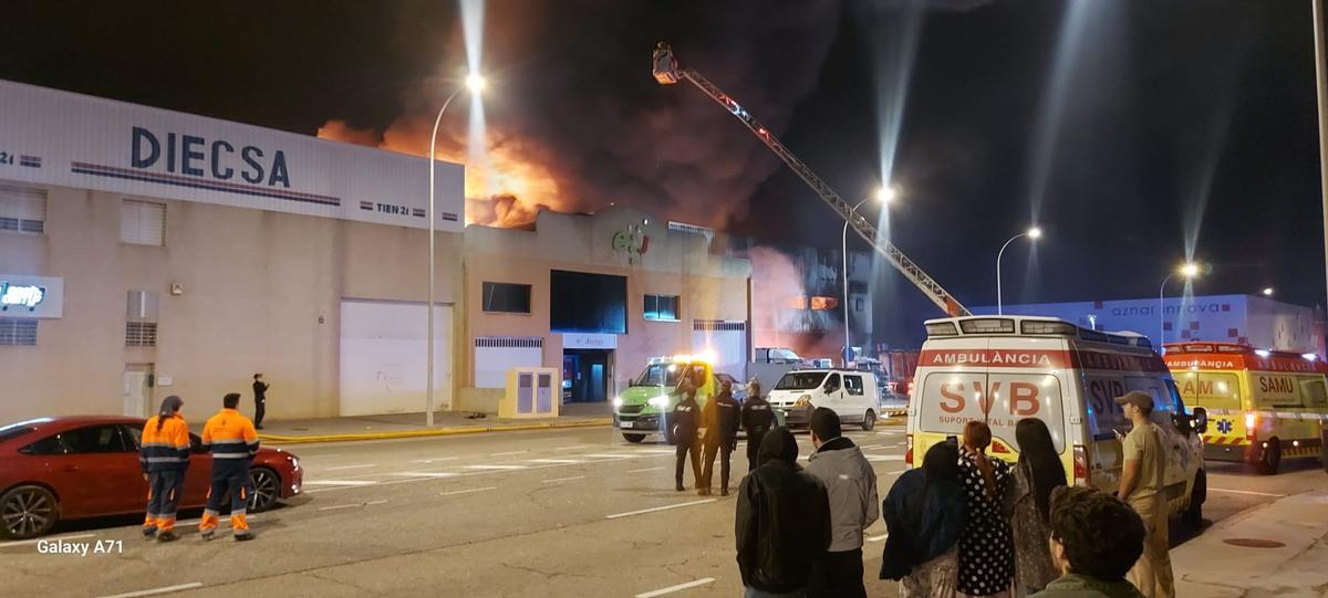Galería de imágenes: Incendio en la Ciudad del Transporte de Castelló