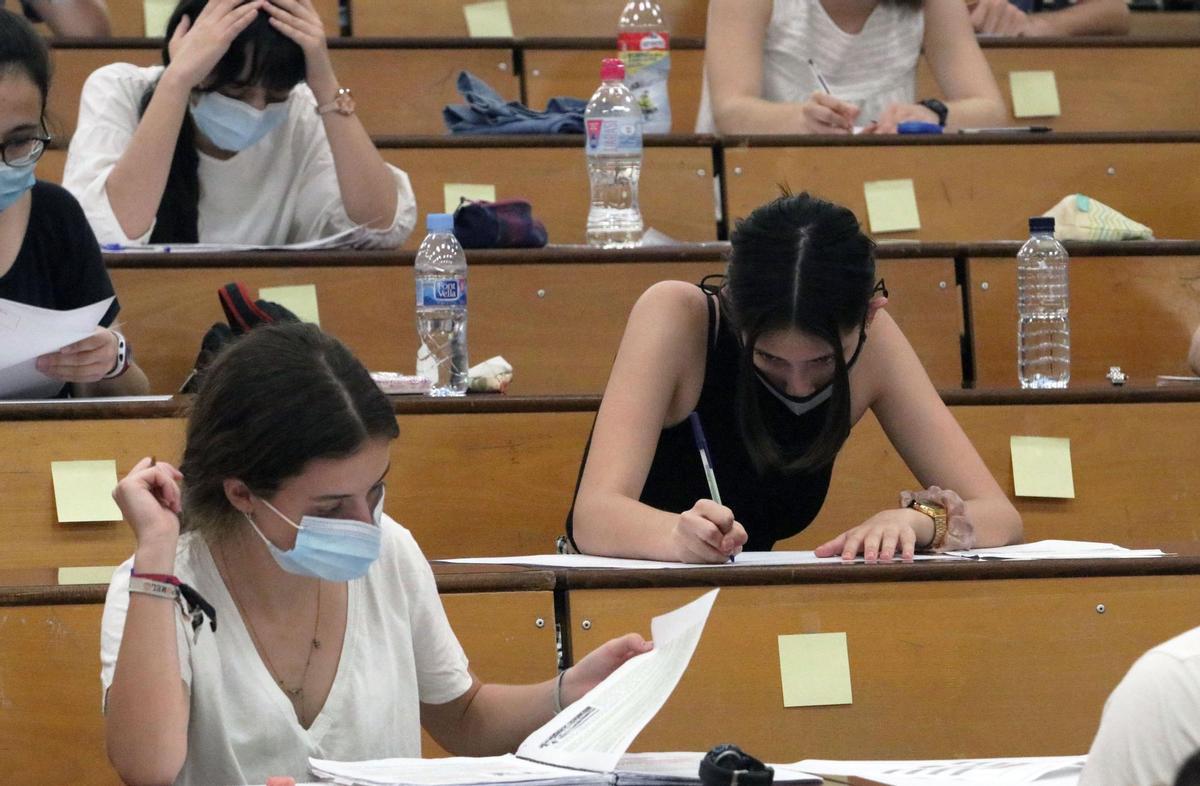 Estudiantes en un examen de Selectividad. Estudiantes en un examen de Selectividad.