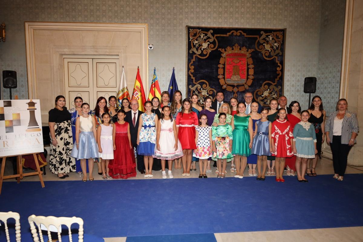 Las candidatas a Reinas 2025 de la FAFBA junto al alcalde y otros representantes de la Corporación municipal y el jurado