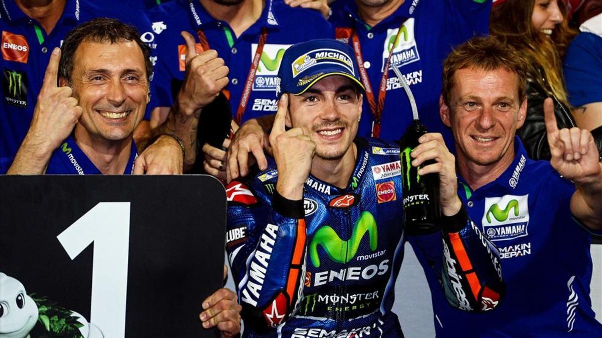 Viñales, rodeado de su equipo tras la victoria