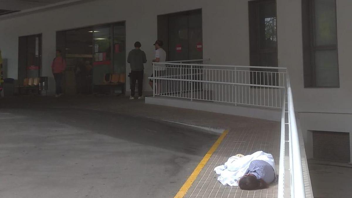 Sanidad pide disculpas e investigará el caso de la paciente en el suelo durante dos horas y media junto al Hospital de San Juan
