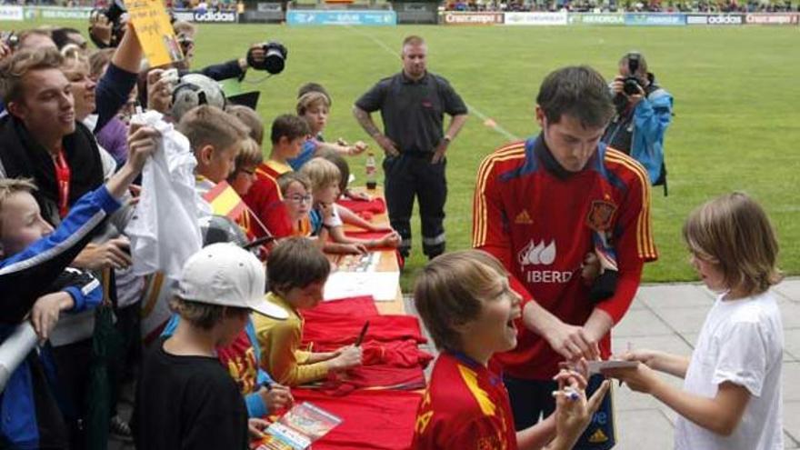 Casillas firma autógrafos tras concluir el entrenamiento.