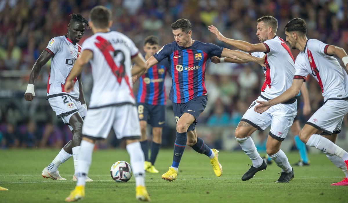Triste empate del Barça contra el Rayo Vallecano, en el inicio de la liga 2022-23. Lewandowski busca espacio para el chut entre la defensa rival.