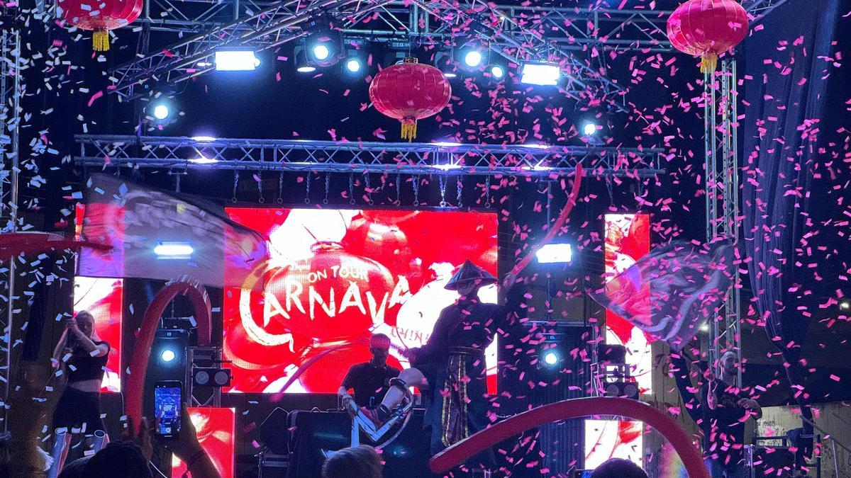 Ambiente de música con DJs en la celebración de San Juan en Paterna.