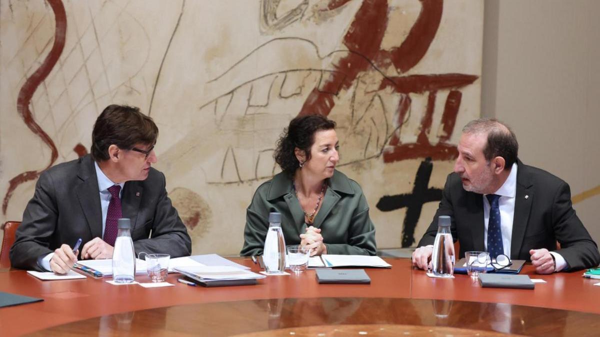 El president de la Generalitat, Salvador Illa, amb la consellera d'Economia, Alícia Romero, i el conseller de la Presidència, Albert Dalmau, a la reunió del Consell Executiu.