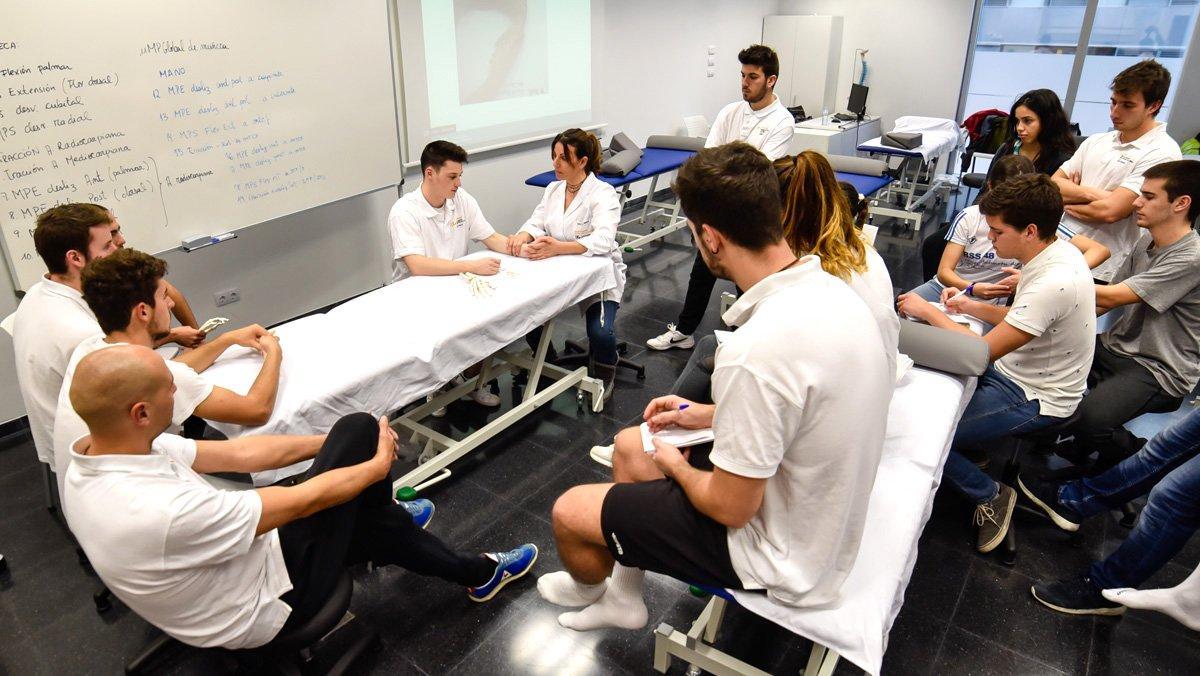 Estudiantes de fisioterapia del Tecnocampus en una clase de prácticas.