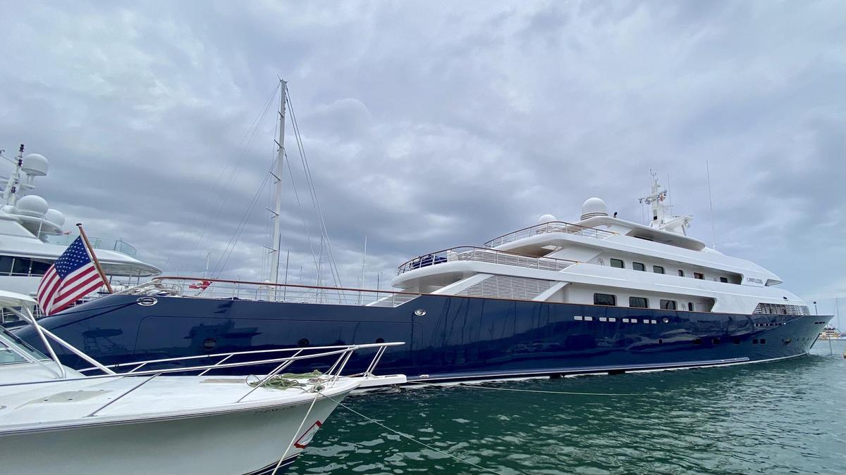 Zum Greifen nah: Die Megayacht "Limitless" in Palma de Mallorca