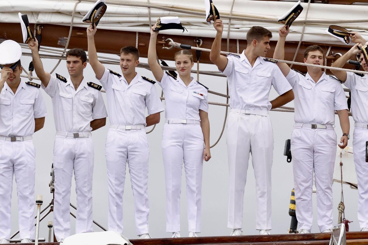 La Princesa Leonor y el Elcano dicen adiós a Gijón