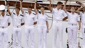 La Princesa Leonor y el Elcano dicen adiós a Gijón