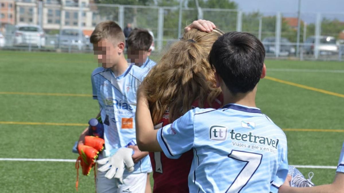 Sus compañeros de equipo consolando a la portera después del partido tras el ataque recibido.