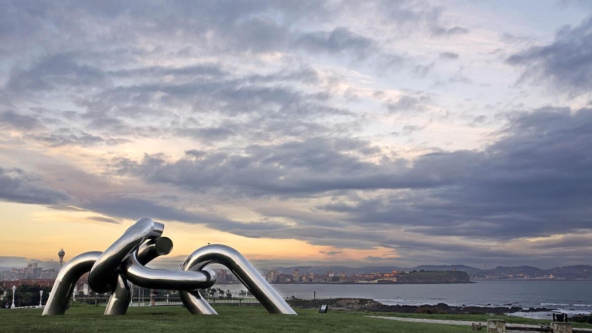 Vistas de Gijón desde el Parque de El Rinconín, con la escultura de Pepe Noja "Solidaridad" en primer término.