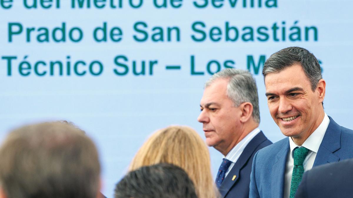 El presidente del Gobierno, Pedro Sánchez, y el alcalde de Sevilla, José Luis Sanz, en el acto de inicio de las obras en tramo urbano de la nueva línea de metro de Sevilla (Línea 3)