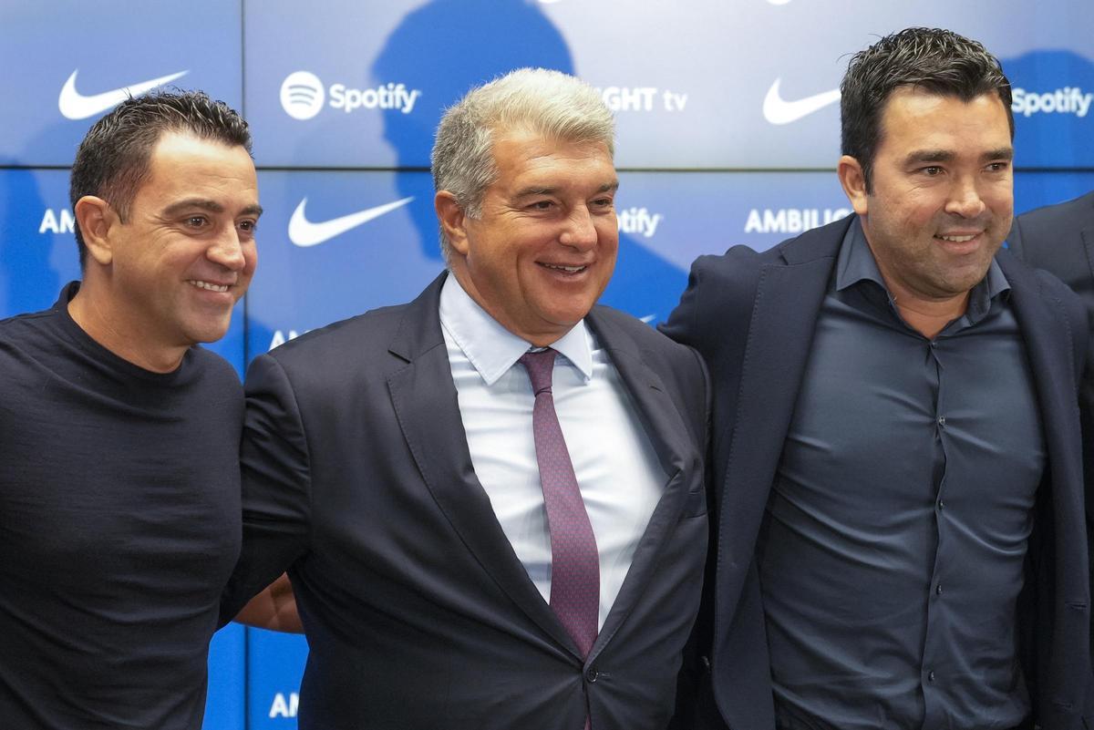 Xavi, Laporta y Deco, en la presentación de este como nuevo director deportivo del Barça.