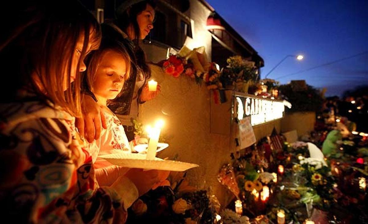 Tres nenes es reuneixen per vetllar la congressista nord-americana Gabrielle Giffords, demòcrata d’Arizona, davant les seves oficines a Tucson (Estats Units). Giffords va resultar greument ferida durant un tiroteig dissabte passat.