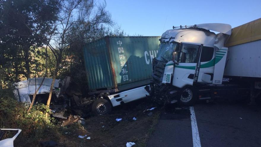 Un fallecido en el choque de dos camiones en Boborás