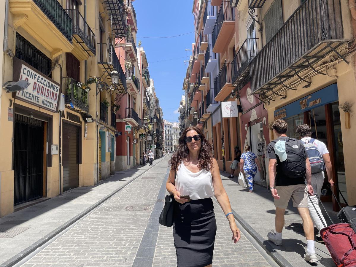 Marta, la nieta de Antonio Borja, en la calle bolsería, la que fue hogar de la sastrería El Dos de Mayo