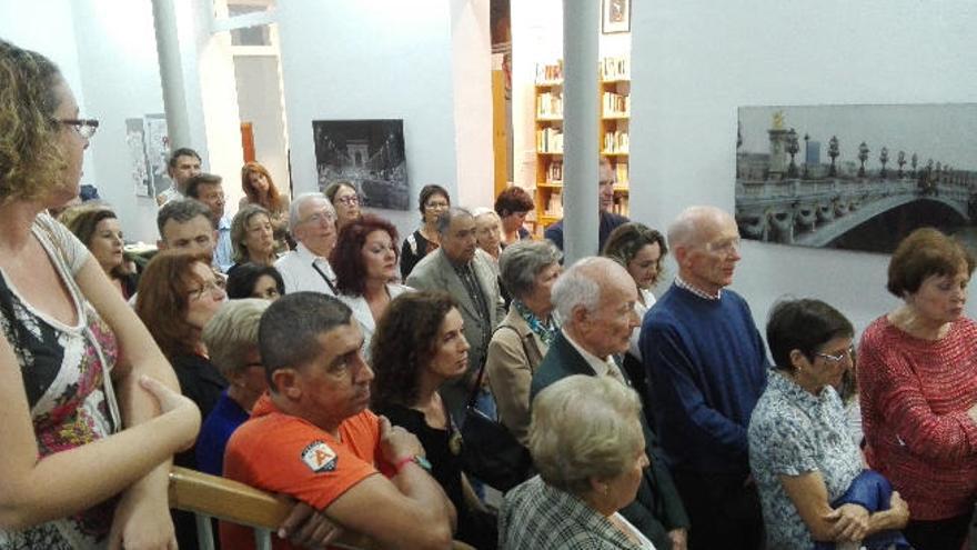 Mienbros de la comunidad francesa en Gran Canaria durante el minuto de silencio en la Alianza Francesa.