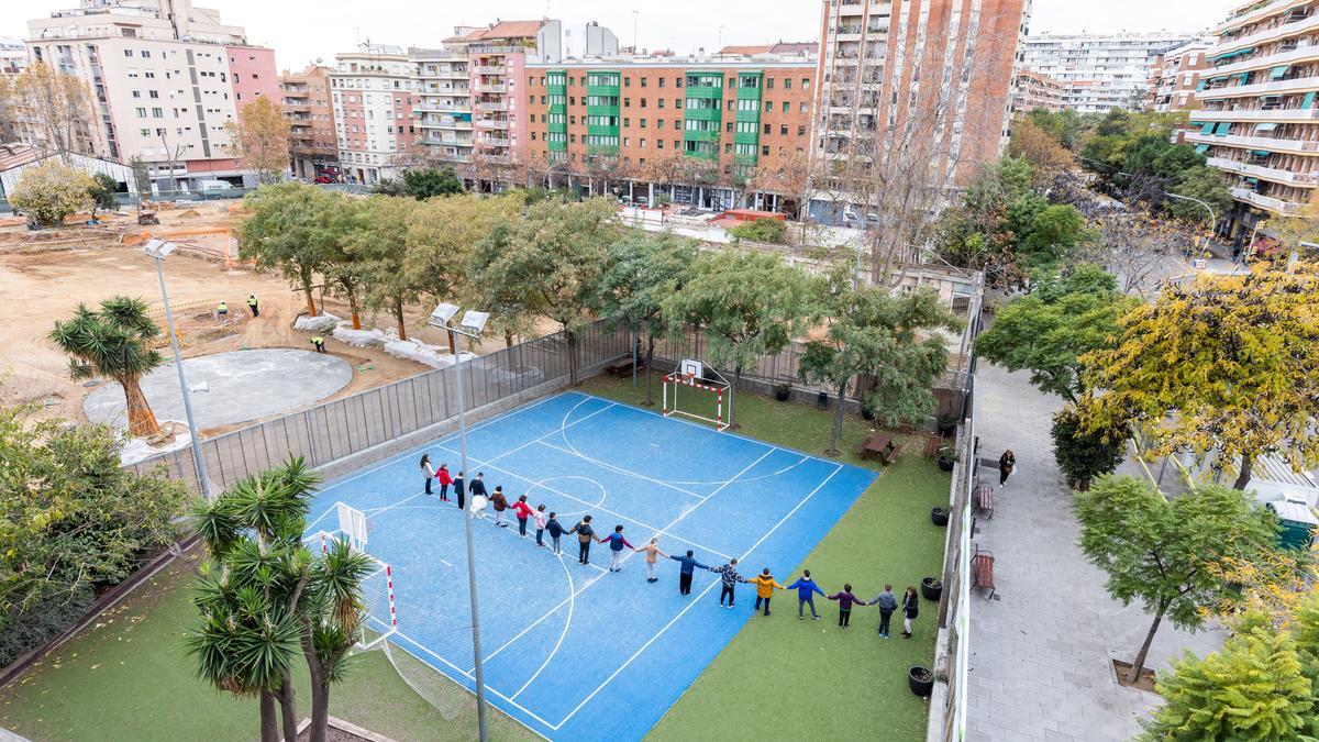 Alumnos de la escuela Paideia forman una fila para señalar el tramo de patio que podría ser arrasado.