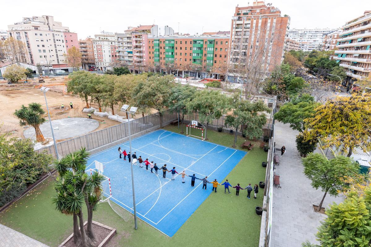 Un disbarat burocràtic amenaça mig pati d’una escola de Barcelona