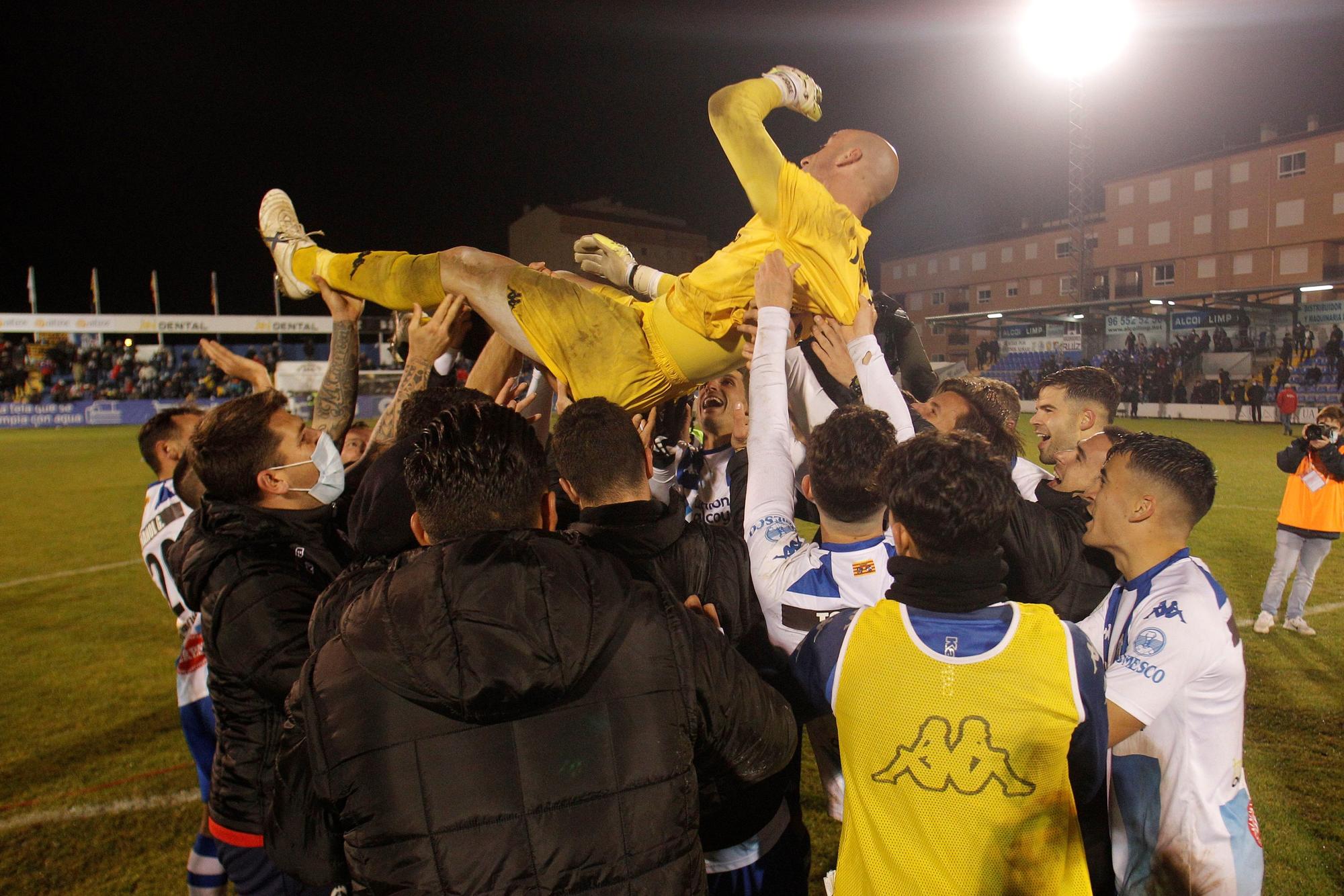 La plantilla del Alcoyano mantea a José Juan tras su victoria a penaltis contra el Levante.