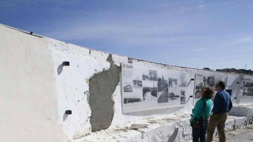 Visitantes, ayer, a la exposición. En primer término, restos de las obras.