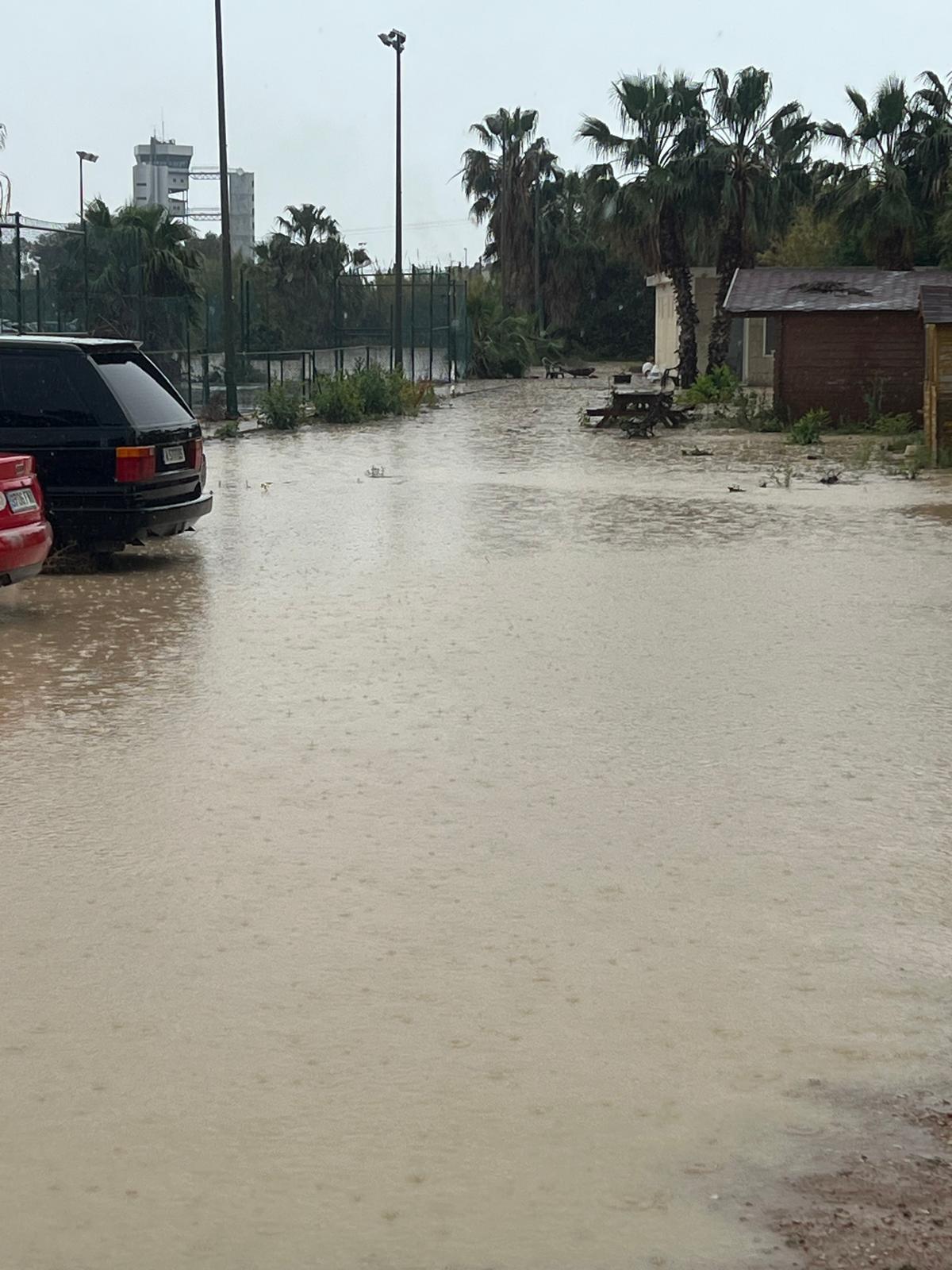 Aspecto de la finca de la vecina que vive junto al aeropuerto de Alicante-Elche tras las última lluvias