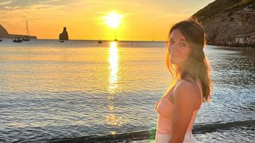 La futbolista del Barça Aitana Bonmatí disfruta en Ibiza de la puesta de sol de Benirràs